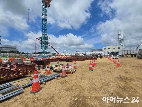 LG유플러스 파주 AI데이터센터(AIDC) 1동 모습. 내년 6월 준공 예정으로 현재 모든 계약을 마친 상태다. [사진=안세준 기자]