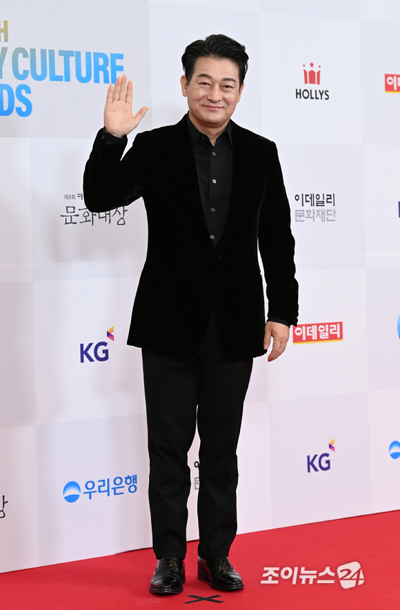 배우 조성하가 19일 오후 서울 종로구 광화문 세종문화회관에서 열린 '제8회 이데일리 문화대상' 레드카펫에 참석하고 있다.