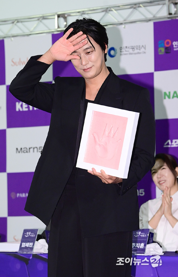 배우 주지훈이 7일 서울 용산구 CGV 아이파크몰에서 진행된 '제5회 청룡 시리즈 어워즈' 핸드프린팅 행사에 참석하고 있다. [사진=정소희 기자]