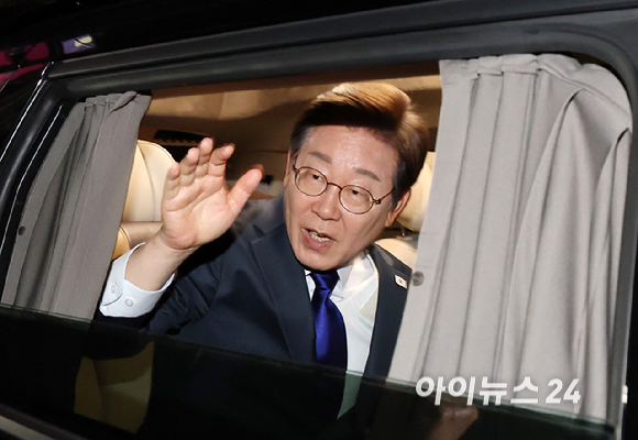 제21대 대통령에 당선된 이재명 당선인과 김혜경 여사가 4일 여의도 국회앞에서 국민개표방송을 마치고 차에서 인사를 하며 떠나고 있다. [사진=곽영래 기자]
