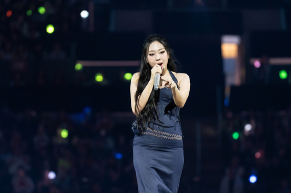 가수 이영지가 지난 1일(현지시간)부터 3일까지 미국 로스앤젤레스 크립토닷컴 아레나에서 열린 K-팝 팬&아티스트 페스티벌 '케이콘 엘에이 2025(KCON LA 2025)' 무대에서 열띤 공연을 펼치고 있다. [사진=CJ ENM]
