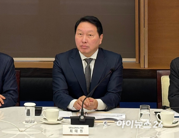 최태원 대한상공회의소 회장이 16일 오전 정책 간담회에 참석해 정청래 더불어민주당 대표와 악수하고 있다. [사진=김민지 기자]