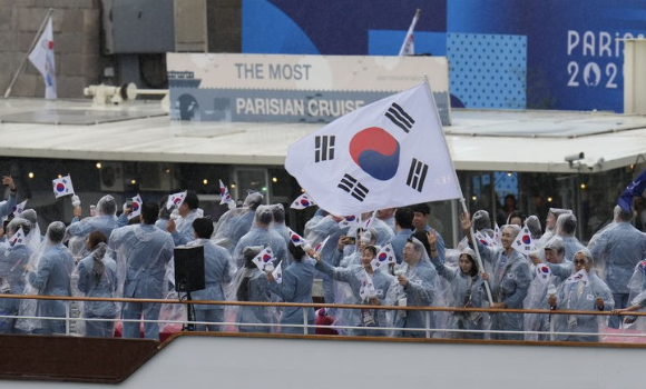 27일(한국시간) 프랑스 파리 센강 일원에서 열린 2024 파리올림픽 개회식에서 한국선수단이 입장하고 있다. [사진=뉴시스]