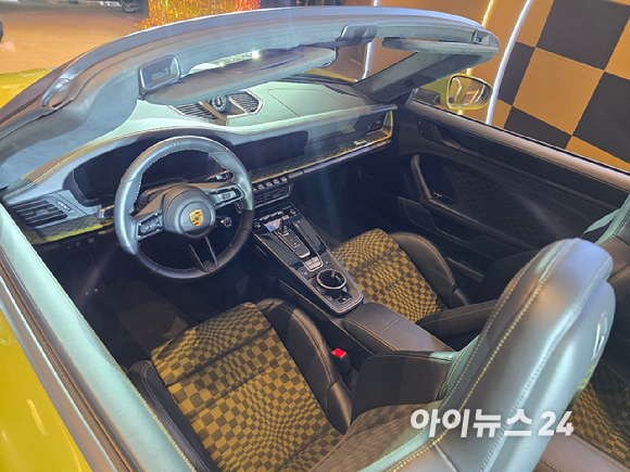 마티아스 부세 포르쉐코리아 대표가 27일 서울 강남구 포르쉐 스튜디오 청담에서 발표하고 있다. [사진=김종성 기자]