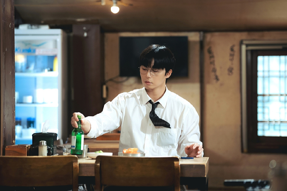 배우 박서준이 JTBC 드라마 '경도를 기다리며'에서 열연하고 있다. [사진=SLL, 아이엔, 글뫼]