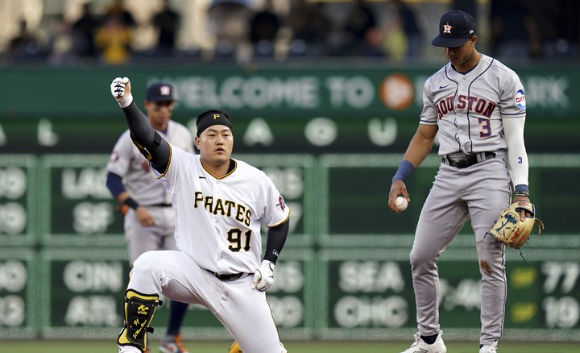 MLB 피츠버그에서 뛰고 있는 최지만이 12일(한국시간) 열린 휴스턴과 홈 경기 1회말 첫 타석에서 2루타를 친 뒤 진루 후 베이스 위에서 세리머니를 하고 있다. [사진=뉴시스]