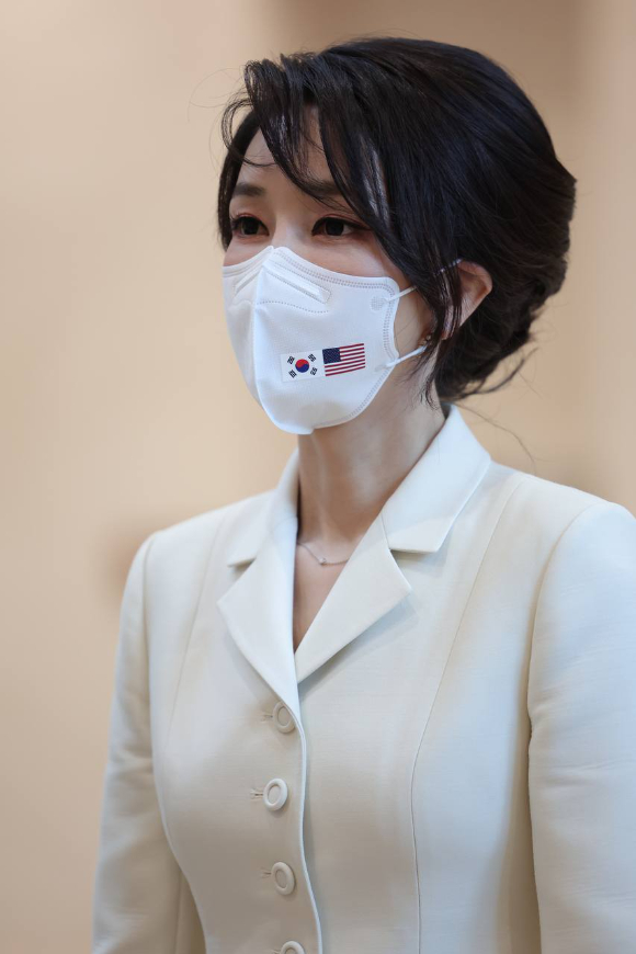 윤석열 대통령 부인 김건희 여사가 지난 5월21일 서울 용산구 국립중앙박물관에서 조 바이든 미국 대통령을 기다리고 있다. [사진=대통령실]