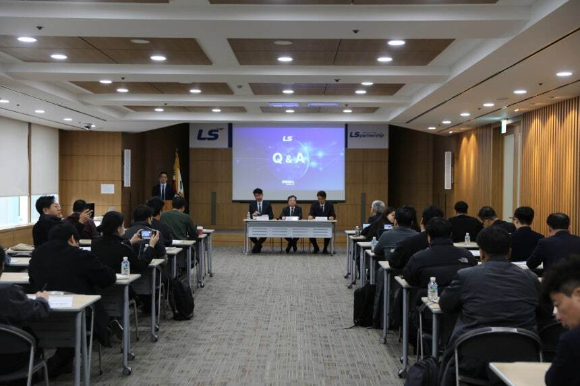 LS가 20일 LS용산타워에서 에식스솔루션즈 기업공개(IPO) 추진 배경 및 사업 현황을 공유하고 주주들과 소통하기 위한 기업설명회를 개최했다. (왼쪽부터) (주)LS 전략금융부문장 박진호 상무, (주)LS CFO 이태호 상무, 에식스솔루션즈 최창희 CEO [사진=LS]