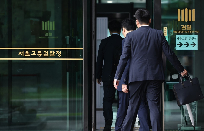 윤석열 전 대통령이 지난 4월 21일 서울 서초동 서울중앙지법에서 열린 내란 우두머리 혐의 형사재판 2번째 공판에 출석해 변호인단과 대화를 하고 있다. 2025.4.21[사진=사진공동취재단]