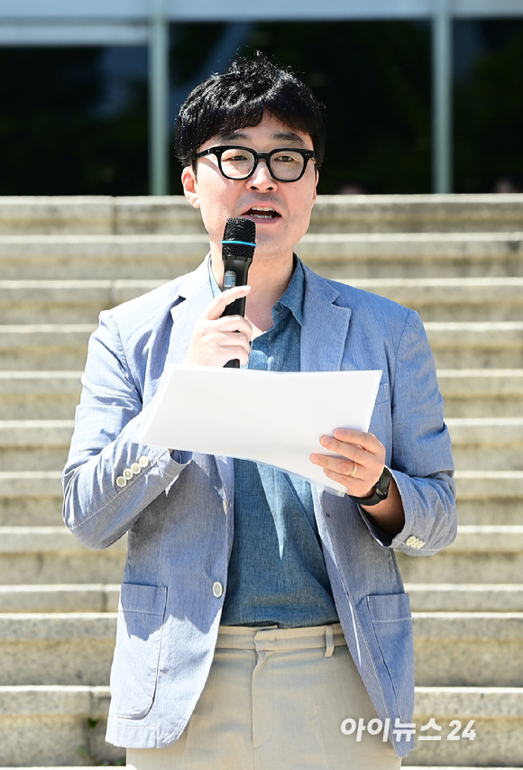 KBS 1TV '역사저널 그날'이 낙하산 MC 등 외압 의혹에 휩싸인 가운데 KBS피디협회가 14일 오후 서울 여의도 KBS 본관 앞에서 긴급 기자회견을 열었다. 기훈석 언론노조 KBS본부 시사교양 중앙위원이 발언하고 있다. [사진=정소희 기자]