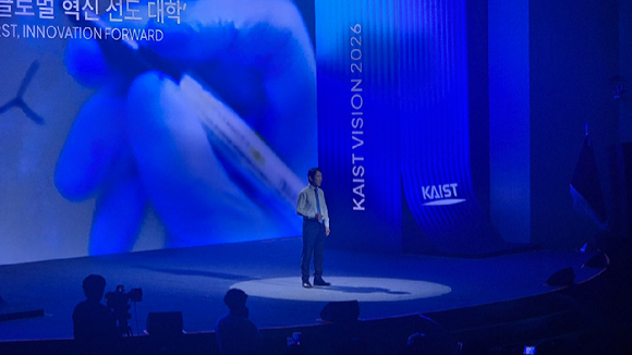 배충식 제18대 KAIST 총장이 취임식에서 교기를 힘차게 흔들고 있다. [사진=정종오 기자]