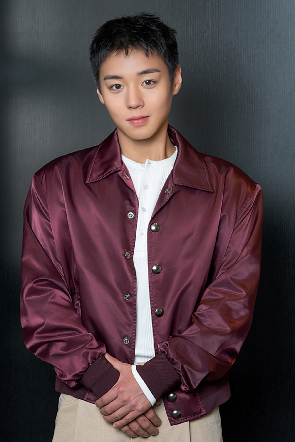 배우 박지훈이 영화 '왕과 사는 남자' 인터뷰에 앞서 포즈를 취하고 있다. [사진=(주)쇼박스]