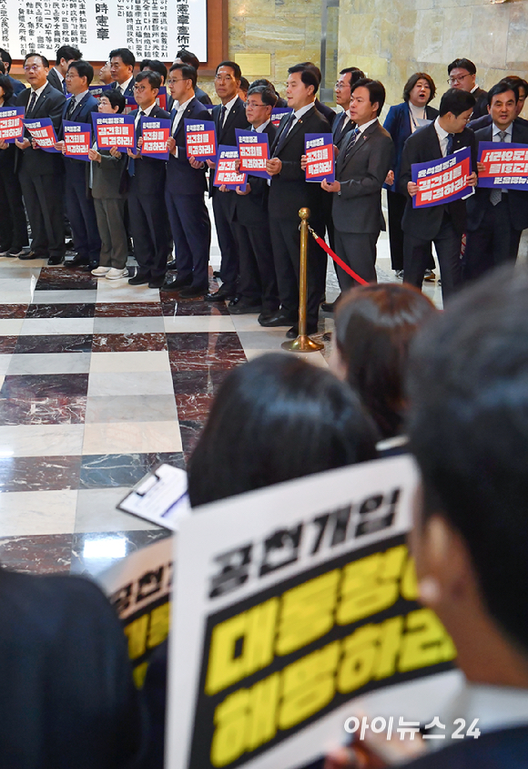 더불어민주당 의원들이 4일 오전 서울 여의도 국회 본회의장 앞에서2025년도 예산안 및 기금운용계획안에 대한 정부의 시정연설을 앞두고 윤석열 정권 규탄 퍼포먼스를 하고 있다. [사진=곽영래 기자]