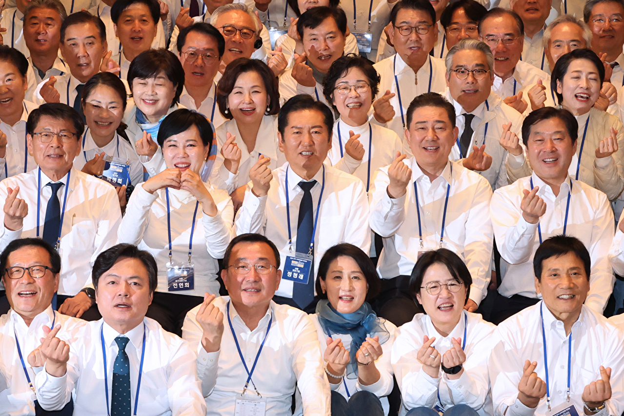 더불어민주당 정청래 대표와 김병기 원내대표가 10일 경기 광주시 곤지암리조트에서 열린 '2025 전국지역위원장 워크숍'에서 지역위원장 등 참석자들과 함께 기념촬영 하고 있다. 2025.11.10 [사진=연합뉴스]