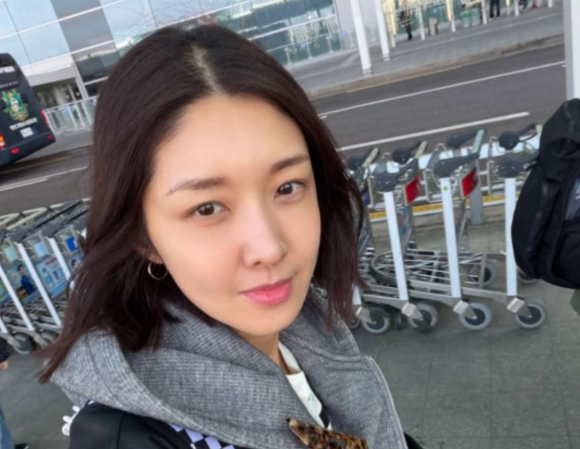 배우 김빈우가 최근 불거진 '층간소음 논란'에 대해 직접 사과했다. 사진은 틱톡 라이브 방송을 진행 중인 김빈우. [사진=온라인 커뮤니티]
