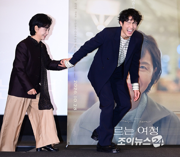 배우 김혜옥과 저스틴 민이 16일 오후 서울 CGV 용산아이파크몰에서 열린 영화 '흐르는 여정'(감독 김진유) 언론시사회에 참석하고 있다. [사진=정소희 기자]