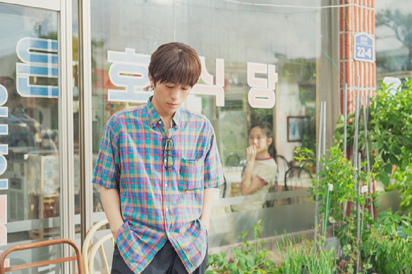 배우 구교환이 영화 '만약에 우리' 인터뷰에 앞서 포즈를 취하고 있다. [사진=(주)쇼박스]