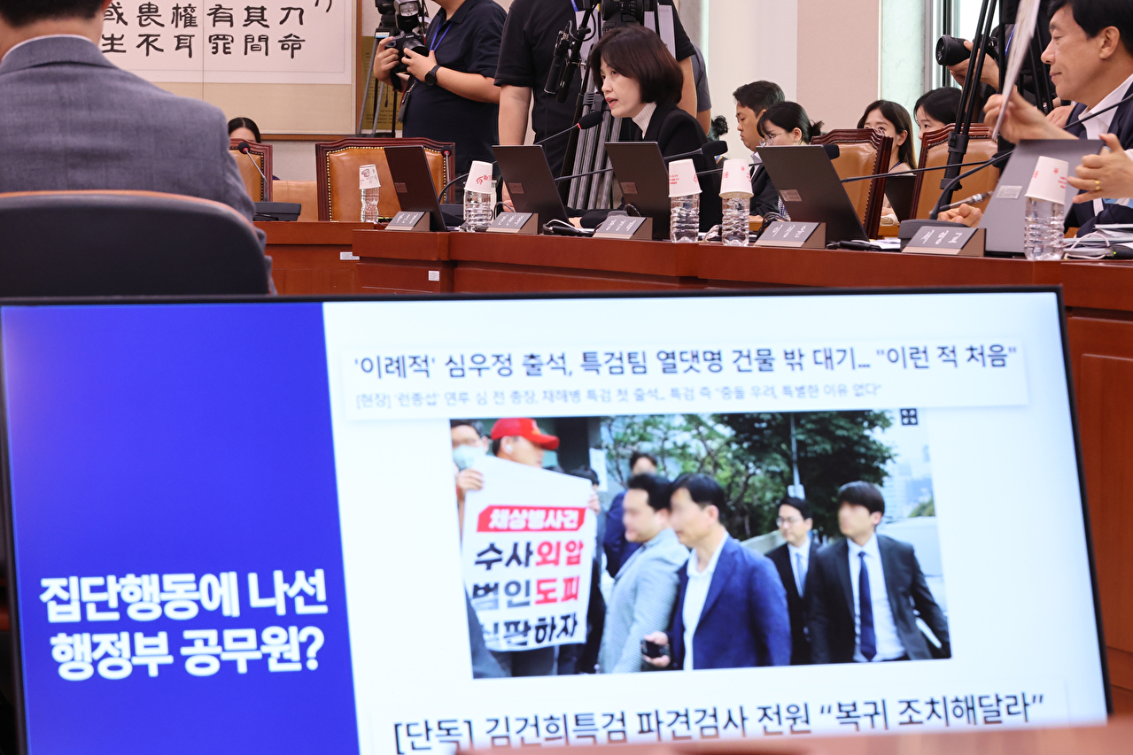 지난 7월 2일 출범한 김건희 특검팀 현판 앞에서 취재진이 대기하고 있다. 2025.7.2 [공동취재] [사진=연합뉴스]