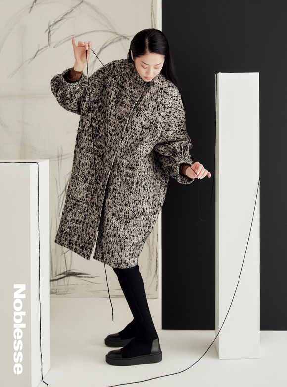 배우 고현정이 화보 촬영에서 포즈를 취하고 있다. [사진=막스마라]