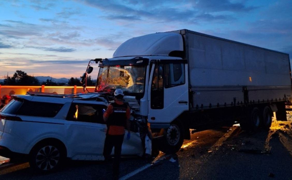 경기도 이천 한 도로에서 카니발 차량의 역주행으로 인해 충돌사고가 발생, 운전자 1명이 사망했다. 사진은 사고 현장. [사진=경기도 소방재난본부]