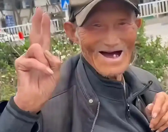 교통사고로 가족을 모두 잃은 90대 노인이 30년 가까이 자전거로 중국 전역을 떠돌며 살아온 사연이 전해졌다. 사진은 AI 생성 이미지로, 본 기사 내용과 무관. [사진=챗GPT]