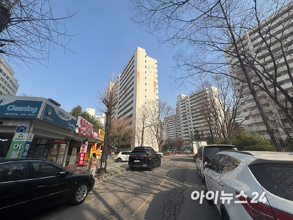 외부 개발 호재가 이어지면서 창동주공3단지의 미래 가치 기대감도 커지고 있다. GTX-C 개통 시 강남 접근성이 크게 개선되고, 서울아레나&middot;디지털바이오시티 조성 등이 맞물리며 최근 실거래가도 7억원 선에서 지지력을 보이는 모습이다.사진은 창동주공3단지 단지 내부 모습. [사진=김민지 기자]