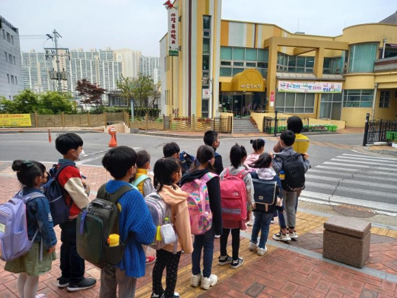 교육환경 보호를 위한 주민 의견 수렴을 제도화하는 법안이 서울시의회에서 발의됐다. 사진은 서울 성북구의 한 초등학교 인근에서 학생들이 등하교하는 모습. [사진=성북구]
