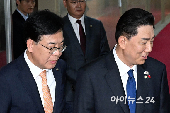 김병기(오른쪽) 더불어민주당 원내대표와 송언석 국민의힘 원내대표가 9일 국회에서 우원식 국회의장과 회동을 가진 뒤 의장실을 나서고 있다. [사진=곽영래 기자]