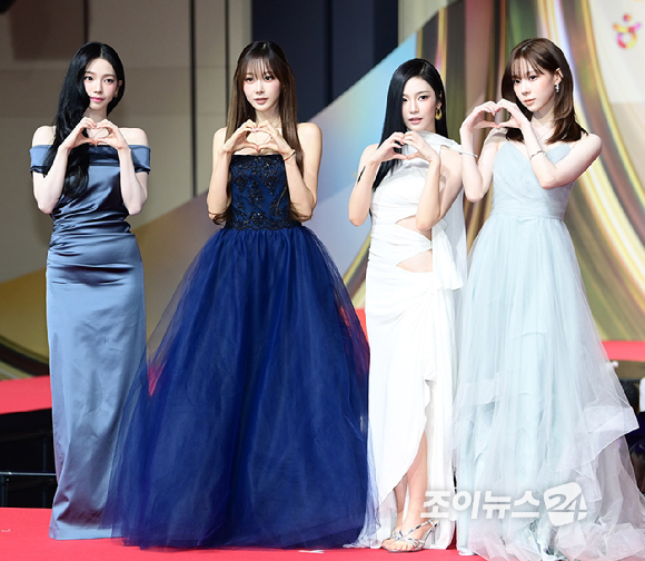 그룹 에스파(aespa)가 25일 오후 인천광역시 중구 운서동 인스파이어 아레나에서 열린 '2025 SBS 가요대전' 레드카펫 행사에 참석하고 있다. [사진=정소희 기자]