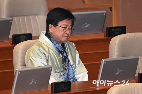 12일 서울 여의도 국회 본회의에 참석한 의원들이 한복을 입고 법안 처리를 하고 있다. [사진=곽영래 기자]