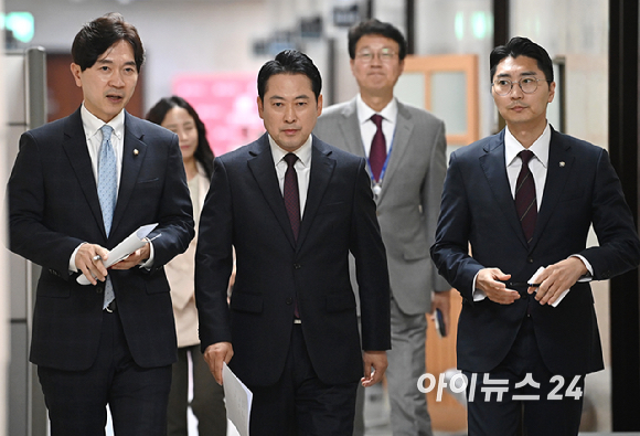 장동혁 국민의힘 대표가 17일 서울 여의도 국회에서 열린 기자간담회에 참석하고 있다. [사진=곽영래 기자]