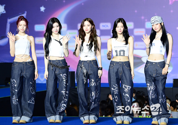 그룹 있지(ITZY)가 26일 오후 경기도 고양 일산서구 대화동 킨텍스에서 열린 2025 SBS 가요대전 Summer(써머) 블루카펫 행사에 참석하고 있다. [사진=정소희 기자]