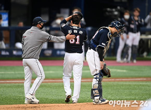 15일 서울 고척스카이돔에서 '2021 신한은행 SOL KBO리그' KT 위즈와 두산 베어스의 한국시리즈 2차전이 진행됐다. 두산 선발 최원준이 5회말 1사 만루 KT 호잉에게 밀어내기 볼넷을 허용한 후 강판 당하고 있다. [사진=김성진 기자]