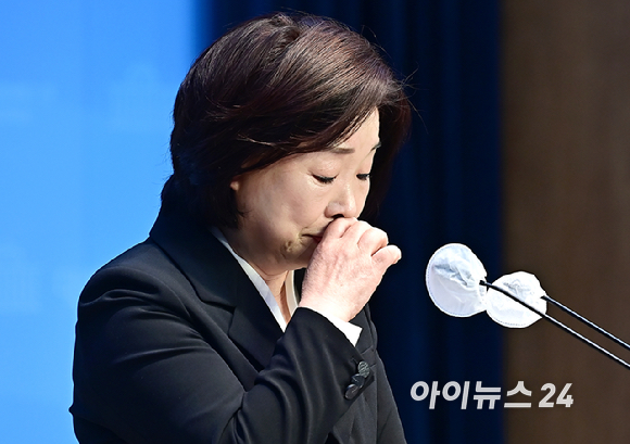 심상정 녹색정의당 공동선대위원장이 11일 오전 서울 여의도 국회 소통관에서 22대 총선 결과 관련 입장발표 기자회견을 마친 뒤 이은주 전 의원과 포옹을 하고 있다. [사진=곽영래 기자]