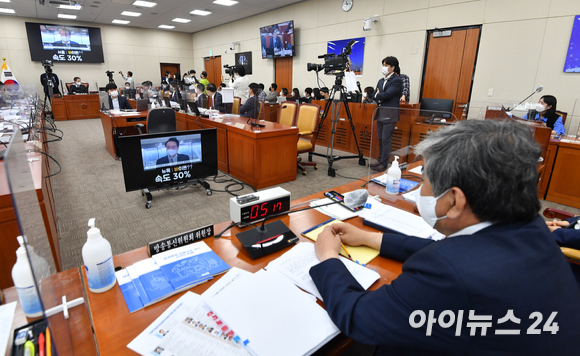 한상혁 방송통신위원장이 지난 6일 서울 여의도 국회에서 열린 방송통신위원회·방송통신심의위원회 등에 대한 과학기술정보방통신위원회 국정감사에서 박찬대 더불어민주당 의원이 제시한 질의자료를 보고 있다. [사진=김성진 기자]