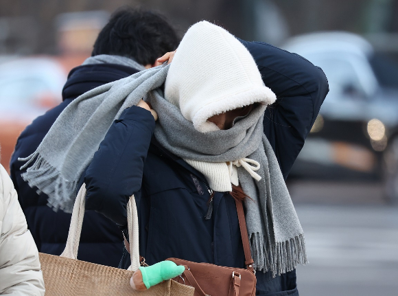 강추위 날씨가 이어진 가운데 서울 종로구 광화문광장 인근에서 한 시민이 방한용품을 착용하고 있다. [사진=연합뉴스]