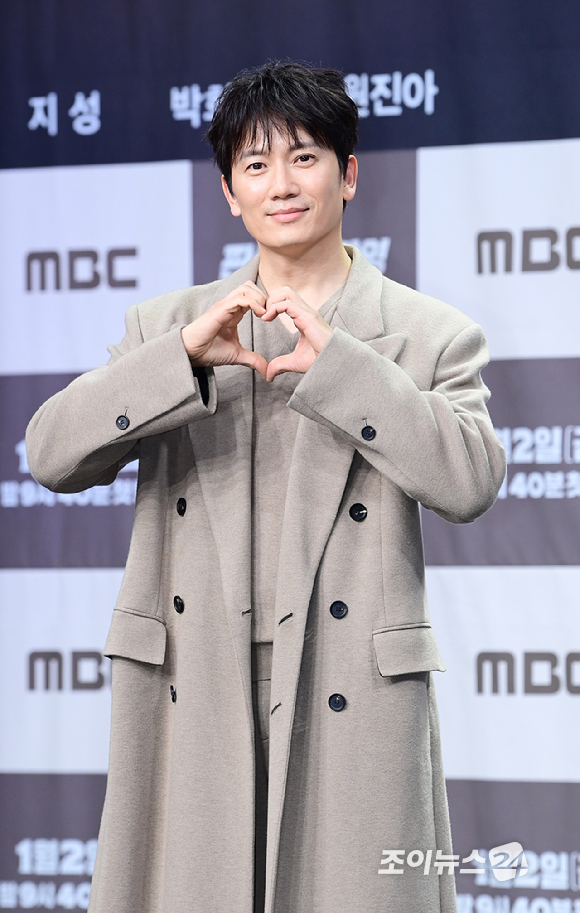 배우 지성이 2일 오후 서울 마포구 상암동 MBC 골든마우스홀에서 열린 MBC 새 금토드라마 '판사 이한영' 제작발표회에 참석하고 있다. [사진=정소희 기자]