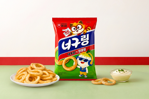 서울 영등포구 이마트 영등포점에서 시민들이 과자를 들고 계산대 앞에서 대기하고 있다. [사진=연합뉴스]