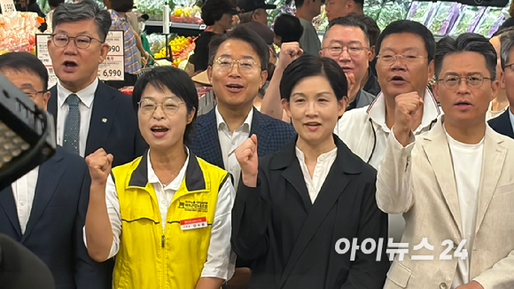 13일 서울 홈플러스 강서점에서 열린 '우리동네 홈플러스 우리가 살려요' 기자회견 참석자들이 카트를 앞에 두고 구호를 외치고 있다. [사진=진광찬 기자]