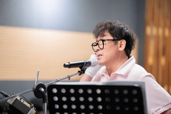 조관우 콘서트 합주 연습 현장에 팝핀현준과 박애리 부부가 응원차 찾아 사진 촬영을 하고 있다. [사진=윤스토리엔터테인먼트]