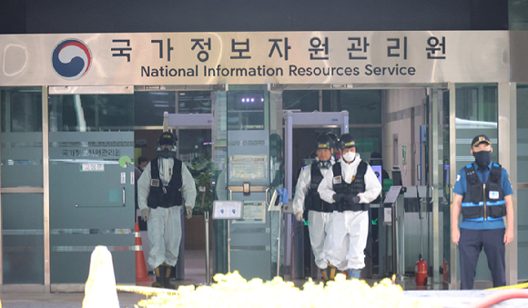 지난달 30일 오전 대전 유성구 국가정보자원관리원(국정자원) 화재 현장에서 감식 관계자들이 4일차 현장 감식을 준비하고 있다. 앞서 지난달 26일 정부 전산시스템이 있는 국정자원에서 리튬이온배터리 화재가 발생해 정부 전산 서비스가 대규모로 마비된 바 있다. [사진=연합뉴스]