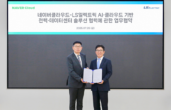 LS일렉트릭과 네이버클라우드는 지난 25일 경기도 성남시 네이버 사옥에서 'AI·클라우드 기반 전력·데이터센터 솔루션 협력에 관한 업무협약(MOU)'을 체결했다고 밝혔다. 사진은 (왼쪽부터) 채대석 LS일렉트릭 대표와 김유원 네이버클라우드 대표가 MOU 체결 후 기념촬영을 하고 있다. [사진=LS일렉트릭]