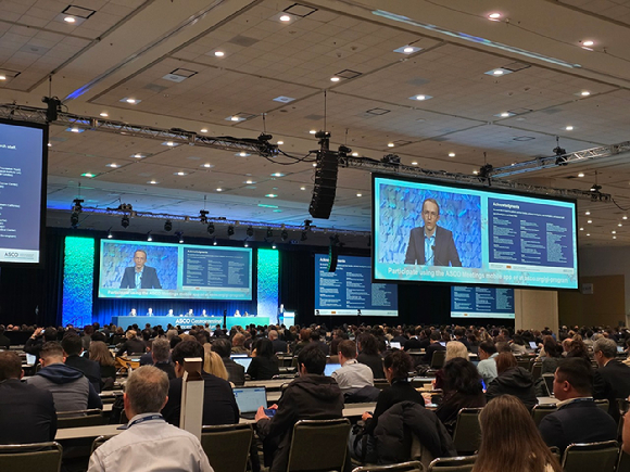미국임상종양학회 소화기암 심포지엄의 구두 초록 발표 세션에서 리라푸그라티닙 임상 주도의(PI)인 앙투안 홀르벡 교수가 발표를 하고 있다. [사진=HLB]