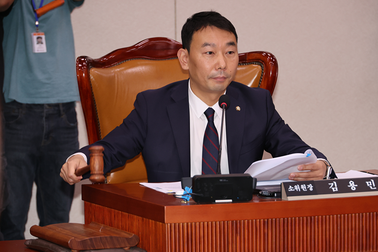2일 국회 법제사법위원회에서 더불어민주당 김용민 법안심사제1소위원장이 상법 일부개정법률안 등 안건을 심사하기 위한 소위 회의를 개의하며 의사봉을 두드리고 있다. 2025.7.2 [사진=연합뉴스]