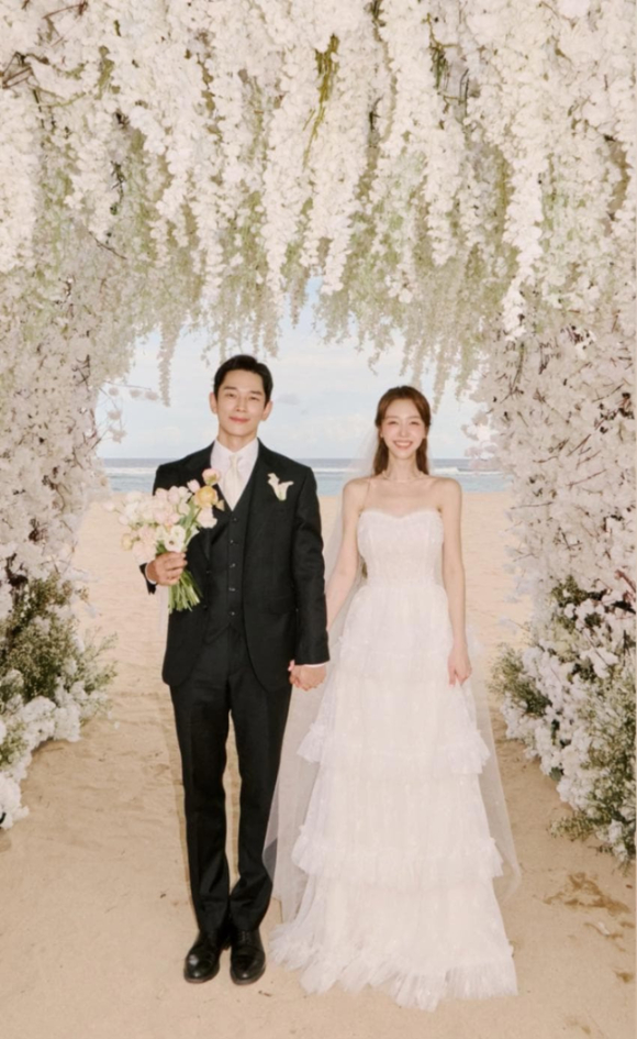 민아-온주완이 발리 해변가에서 결혼식을 올리고 있다. [사진=민아 SNS]