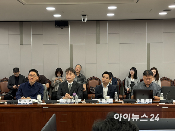 10일 서울 여의도 국회의원회관에서 열린 '국산 NPU 수출 확대 및 판로 다변화를 위한 국회 정책토론회' 참석자들이 기념촬영을 하고 있다. [사진=권서아 기자]