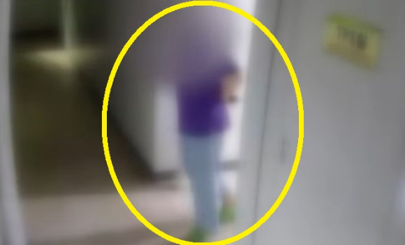 혼자 사는 여성의 집 앞에 나타나 음란행위를 한 30대 남성이 CCTV에 포착됐다. [사진=JTBC '사건반장' 캡처]