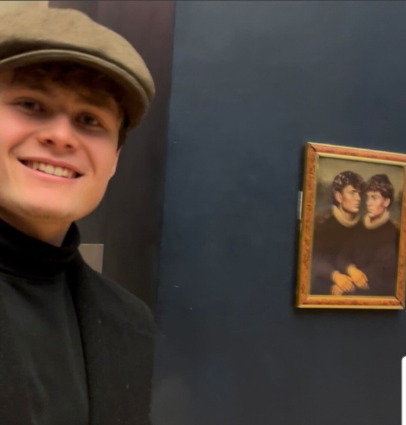 루브르에 자기들 그림 붙인 벨기에 틱톡커들. [사진=연합뉴스]