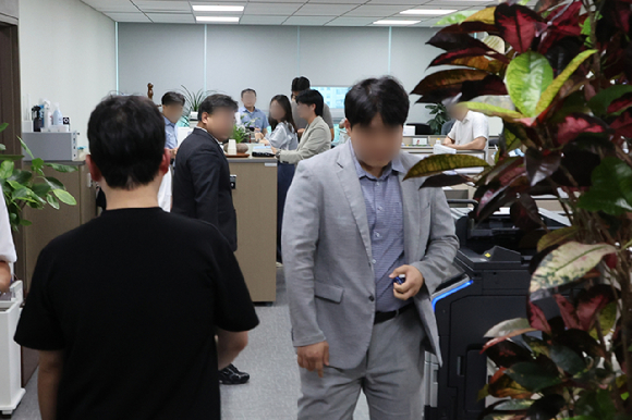 윤석열 전 대통령 배우자 김건희 여사와 관련한 의혹들을 수사하는 민중기 특별검사팀이 8일 서울 여의도 국회 의원회관 내 국민의힘 윤상현 의원실을 압수수색하고 있다. [사진=연합뉴스]
