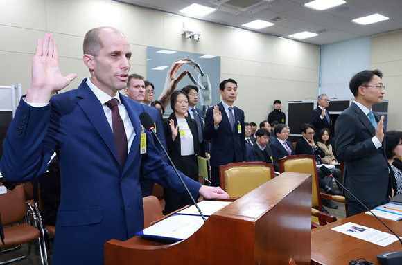 30일 서울 여의도 국회에서 열린 쿠팡 침해사고 및 개인정보 유출, 불공정 거래, 노동환경 실태 파악과 재발 방지 대책 마련을 위한 청문회에서 해롤드 로저스 쿠팡 대표이사가 선서하고 있다. [사진=연합뉴스]